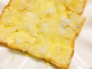 5、卡小姐的甜点-牛油果培根沙拉,在涂好黄油的面上均匀的撒上细砂糖跟杏仁片