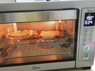 6、卡小姐的甜点-牛油果培根沙拉,烤箱190度预热好,然后烤8-10分钟