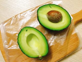 7、卡小姐的甜点-牛油果培根沙拉,牛油果切两半,用汤匙把肉取出切成粒,培根切小块