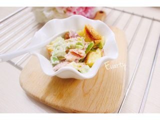 8、卡小姐的甜点-牛油果培根沙拉,烤好的吐司、培根、牛油果放到碗里撒上沙拉酱均匀搅拌