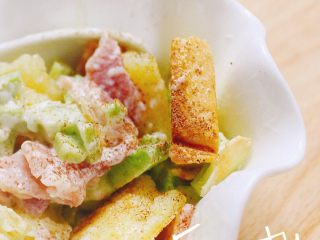 9、卡小姐的甜点-牛油果培根沙拉,再撒上可可粉