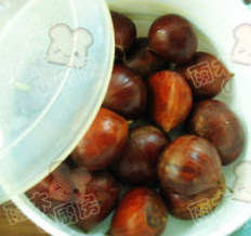 3、微波蜂蜜开口栗,放在有盖子的容器中，微波高火4分钟。