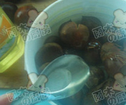 4、微波蜂蜜开口栗,取出趁热加入1大勺蜂蜜，搅拌均匀