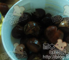 5、微波蜂蜜开口栗,盖好盖子，再次微波高火4分钟左右