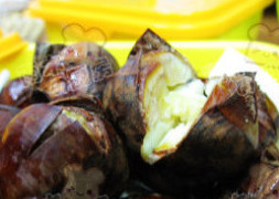 6、微波蜂蜜开口栗,如果熟了就拿出来晾去表面的水份，再食用