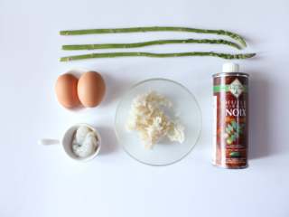 1、芦笋虾仁钱袋蛋包饭(适合15个月以上的宝宝),准备所有食材