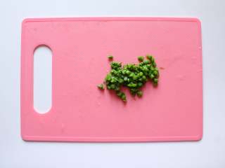 4、芦笋虾仁钱袋蛋包饭(适合15个月以上的宝宝),一部分切碎备用