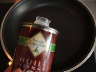 7、芦笋虾仁钱袋蛋包饭(适合15个月以上的宝宝),锅内倒入适量的核桃油