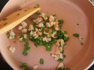 9、芦笋虾仁钱袋蛋包饭(适合15个月以上的宝宝),再加入芦笋碎翻炒