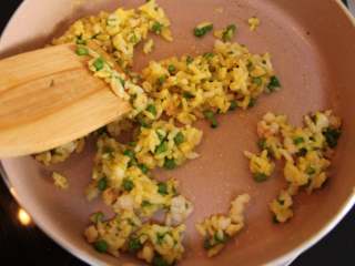 10、芦笋虾仁钱袋蛋包饭(适合15个月以上的宝宝),加入抓好的蛋黄米饭翻炒,然后捏成饭团备用