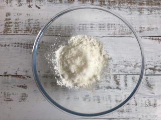 1、三色牛奶小方,碗中倒入玉米淀粉和白糖