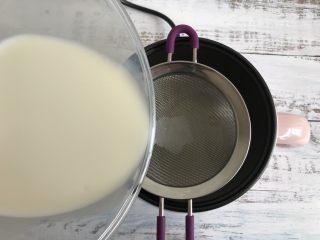 3、三色牛奶小方,过筛倒入锅中