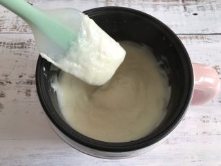 5、三色牛奶小方,搅拌变浓稠后就可以关火了
