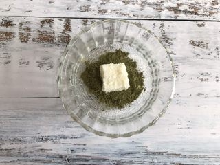 11、三色牛奶小方,取出几个沾上抹茶粉