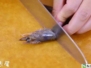 1、玉子虾仁,虾去头去尾。