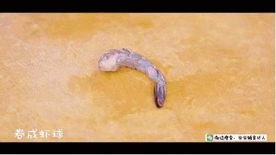 3、玉子虾仁,卷成虾球。