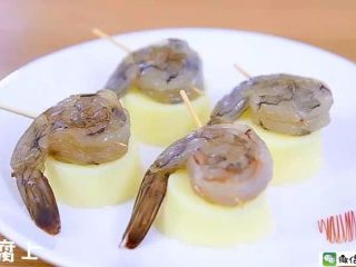 4、玉子虾仁,摆在豆腐上。