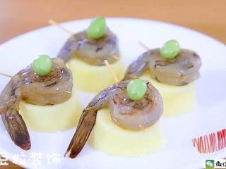 5、玉子虾仁,摆上毛豆粒装饰。