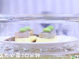 6、玉子虾仁,冷水上锅大火蒸10分钟。