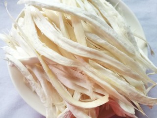 2、低脂低卡的手撕杏鲍菇,杏鲍菇用手撕成细条。