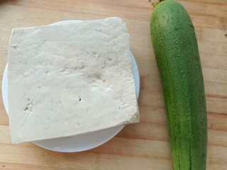 1、丝瓜豆腐瘦肉汤,准备好食材