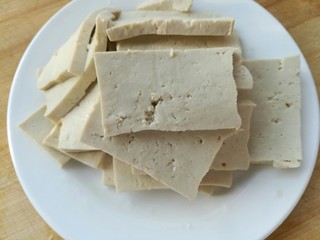 2、丝瓜豆腐瘦肉汤,豆腐切块