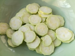 3、丝瓜豆腐瘦肉汤,丝瓜去皮切成片