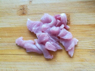 5、丝瓜豆腐瘦肉汤,猪瘦肉切成薄片