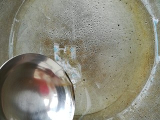 6、丝瓜豆腐瘦肉汤,炒锅加适量花生油烧热