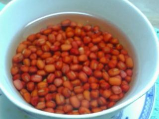 1、红豆冰棍,如图，红豆提前泡发