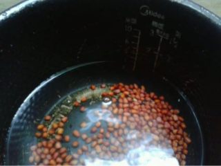 2、红豆冰棍,放入适量水煮开