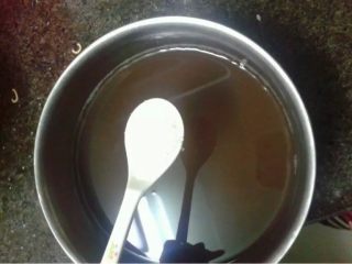 3、红豆冰棍,煮开以后加入白糖