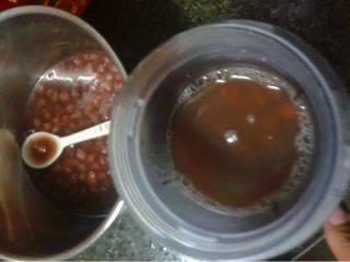 4、红豆冰棍,取一半红豆放入料理机打碎。没有料理机的可以不要打