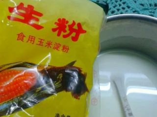6、红豆冰棍,准备一碗水加入两勺玉米淀粉