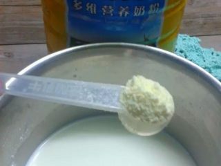 7、红豆冰棍,如图。加入两勺奶粉。搅拌均匀然后倒入刚刚的红豆汤里