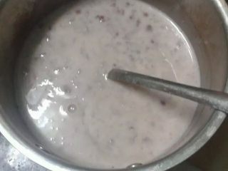 8、红豆冰棍,然后小火煮开。记得一边煮一边搅拌