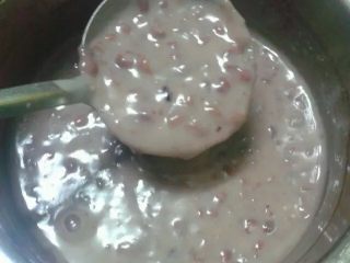 9、红豆冰棍,如图。煮好了是这样的状态。放冷却以后。