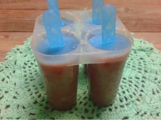 10、红豆冰棍,如图。倒入冰棍模具中。然后放入冰箱冷冻