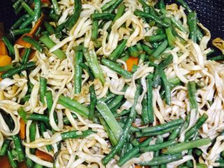 5、豆角焖面,掀开锅盖，用手指沾清凉水少量洒在面条上，防止粘连，用筷子均匀搅拌，即可上桌！