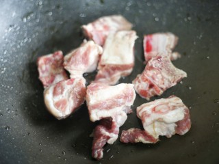 3、香菇玉米胡萝卜排骨汤,排骨放入锅中。