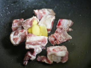 4、香菇玉米胡萝卜排骨汤,加三片姜。