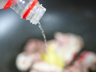 5、香菇玉米胡萝卜排骨汤,适量料酒。