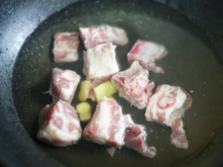 6、香菇玉米胡萝卜排骨汤,加冷水焯去血水。