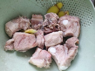 7、香菇玉米胡萝卜排骨汤,捞出净水洗净沥干备用。