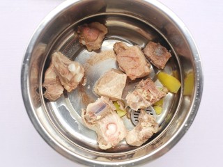 9、香菇玉米胡萝卜排骨汤,排骨连同姜片一起放入锅中。