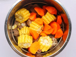 11、香菇玉米胡萝卜排骨汤,胡萝卜。