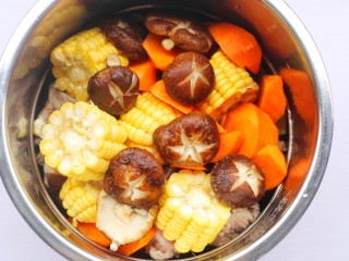 12、香菇玉米胡萝卜排骨汤,香菇。