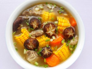 15、香菇玉米胡萝卜排骨汤,撒上葱花即可。
