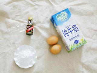 1、牛奶布丁 宝宝辅食，鸡蛋+牛奶+柠檬汁,材料准备好。