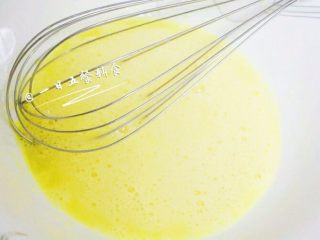 2、牛奶布丁 宝宝辅食，鸡蛋+牛奶+柠檬汁,鸡蛋打散。